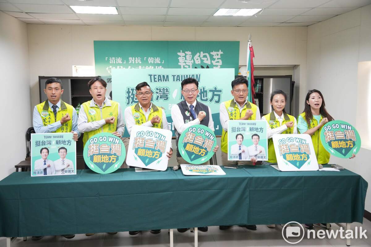 尋求連任的民進黨立委郭國文今日公佈陣容堅強的「議員助選團」，以及「挺台灣 顧地方」的競選口號，此次特別打破以往較單一的「凍蒜」姿勢，將以「獻出心臟」為競選手勢。 圖：黃博郎／攝