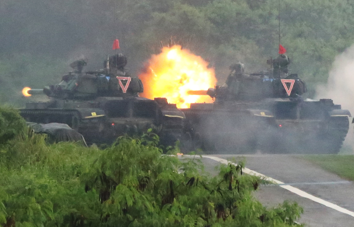 嘉義縣長翁章梁觀摩陸軍南測中心射擊演練，砲火猛烈，震撼全場。 圖：嘉義縣政府/提供