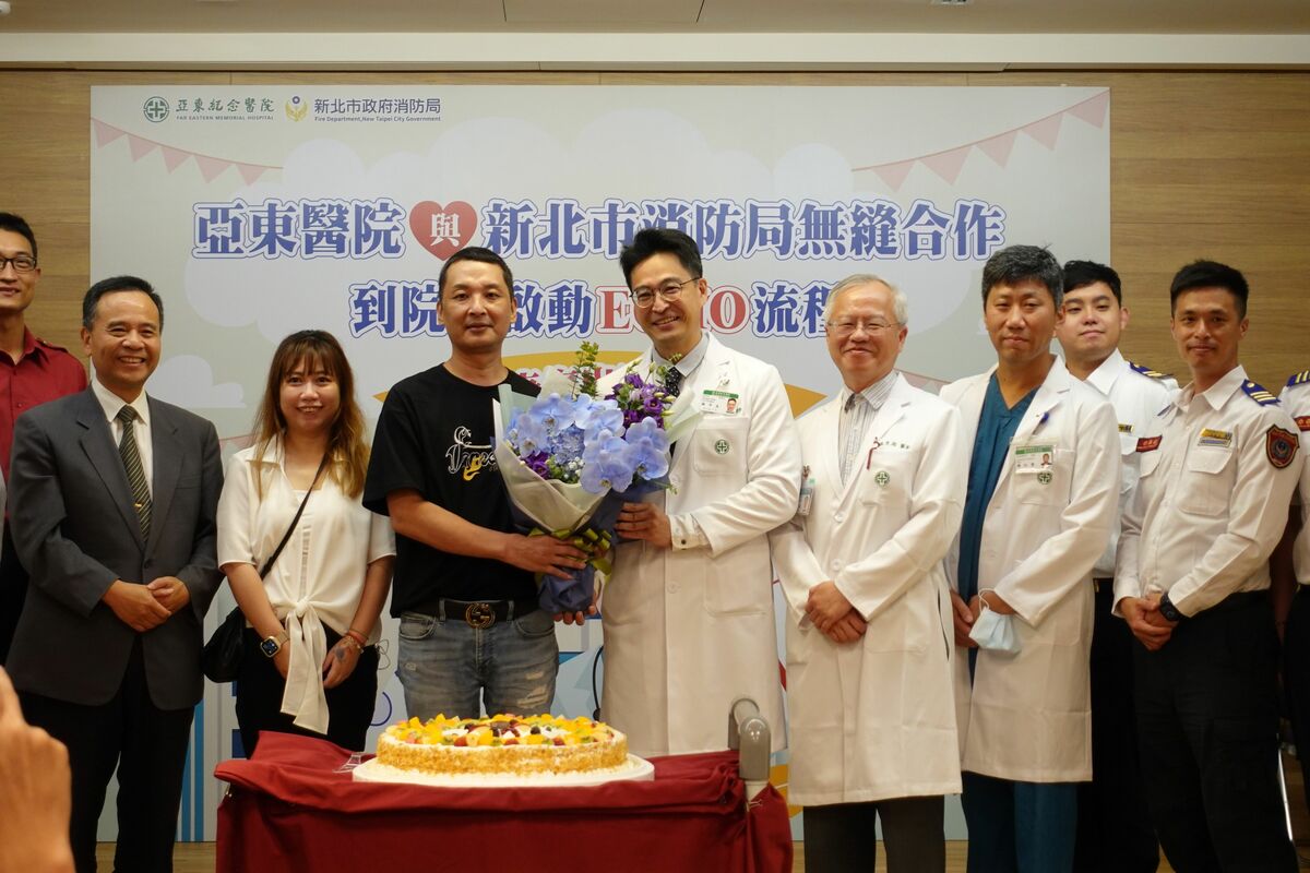 亞東醫院準備蛋糕與花束慶祝黃先生康復出院 圖：亞東醫院／提供