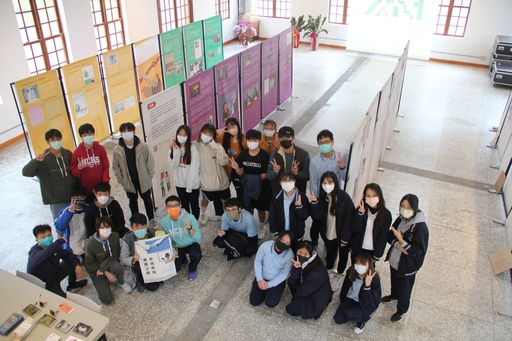 國立新竹高中展出「釋放台灣政治犯—海內外人權救援展」，參展學生於行動展前合影。 圖：國家人權博物館提供
