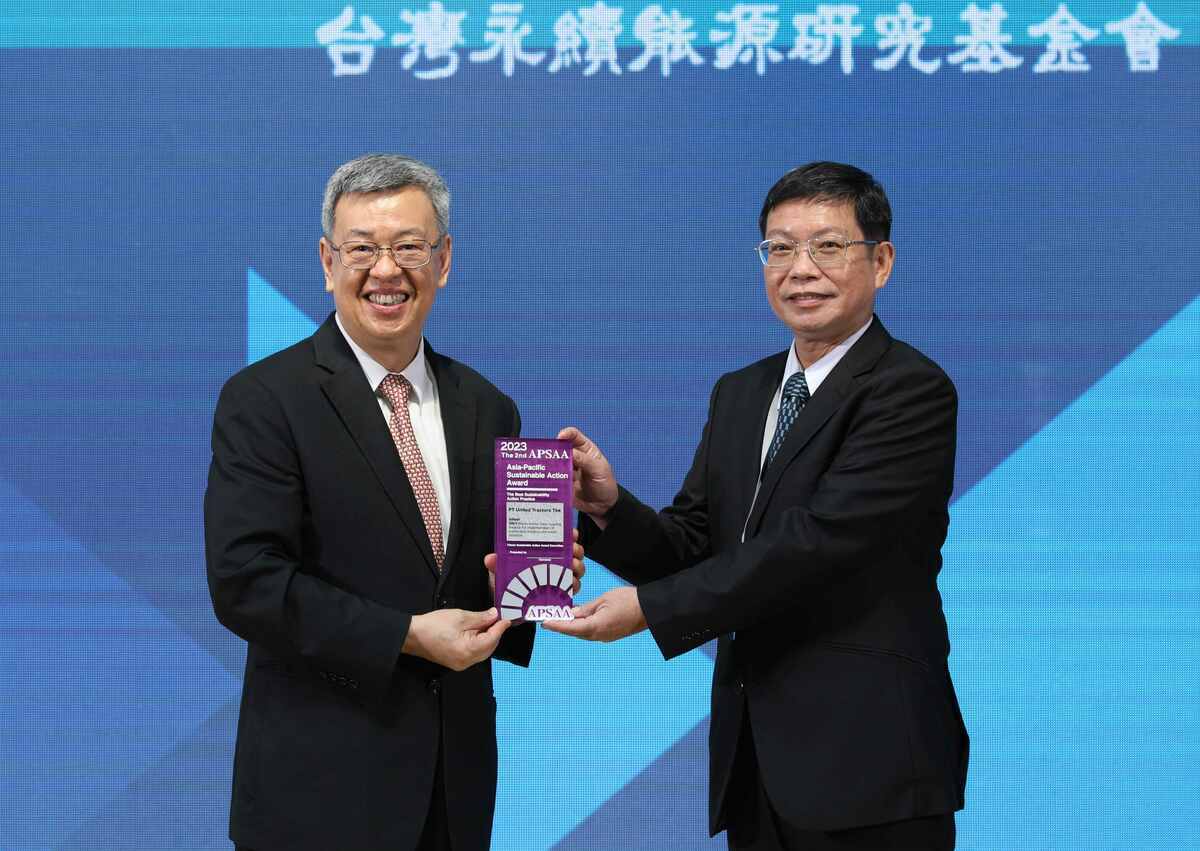 陳守道(右)接受陳建仁頒授亞太永續行動獎。 圖：台灣永續能源研究基金會提供