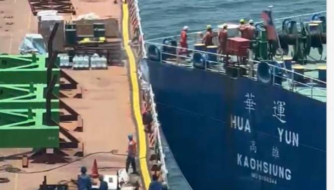 華運輪船艉擦碰環海翡翠輪。 圖：翻攝記者爆料網