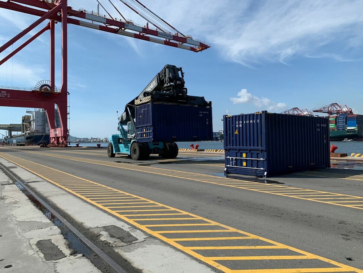 被吊回岸上的空貨櫃。 圖：高雄港務分公司提供