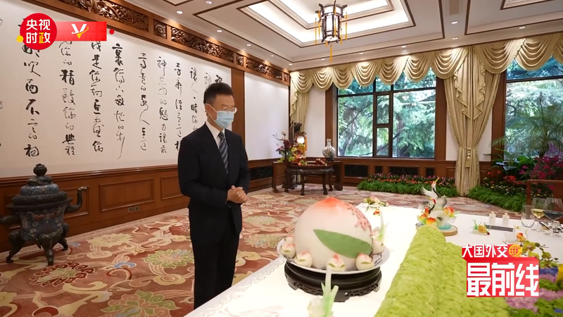主持人特別介紹大壽桃。 圖／翻攝自微博
