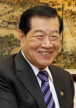 美國華裔刑事辨識專家李昌鈺近期遭指控，原因是他涉嫌在 1985 年的一場謀殺案中偽造證據。 圖：翻攝自維基百科