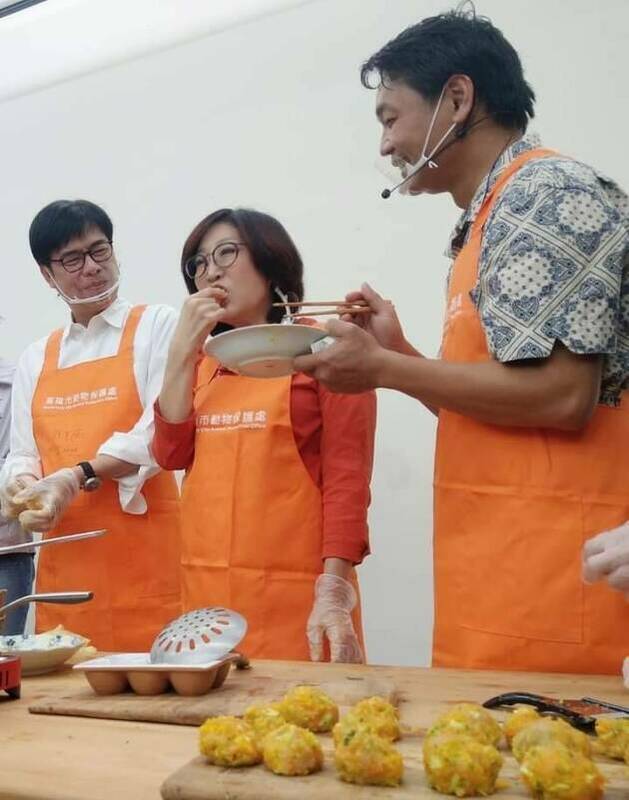 康裕成(中)當場第一個試吃雞肉蔬食丸。 圖：翻攝高雄市議會臉書