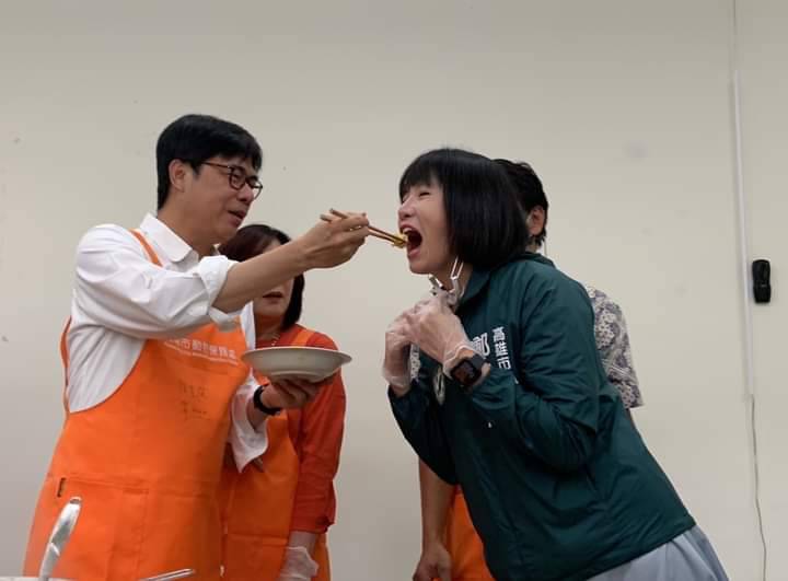 陳其邁(左)親餵議員鄭孟洳雞肉丸。 圖：翻攝高雄市議會臉書