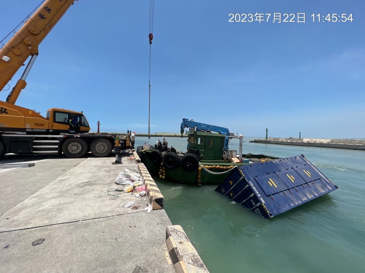 漂流貨櫃撈除作業進行中。 圖：高雄港務分公司提供