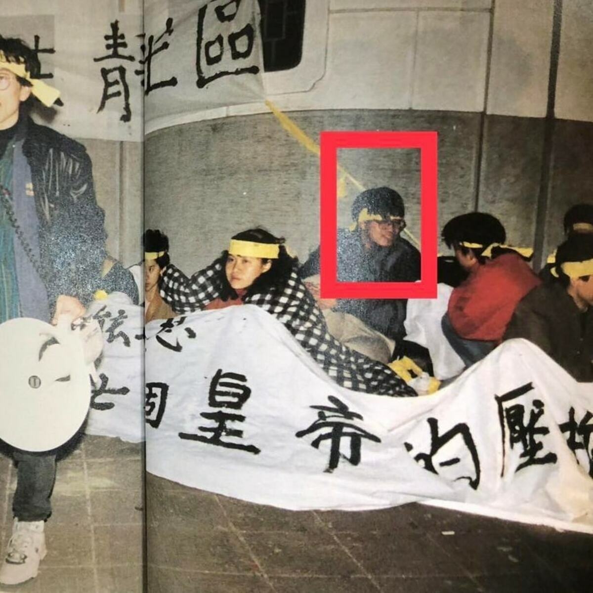 張致祥拿出當年在「野百合野運」抗議現場靜坐的照片。 圖: 翻攝自「館長」陳之漢臉書