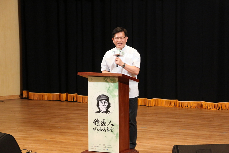 「鍾逸人紀念音樂會」22日在台中登場，總統府秘書長林佳龍（圖）出席致詞表示，「壓不扁的玫瑰」精神在「永遠的部隊長」鍾逸人身上清楚展現，不怨不悔為價值與理想犧牲，這就是台灣人的精神。 圖：中央社