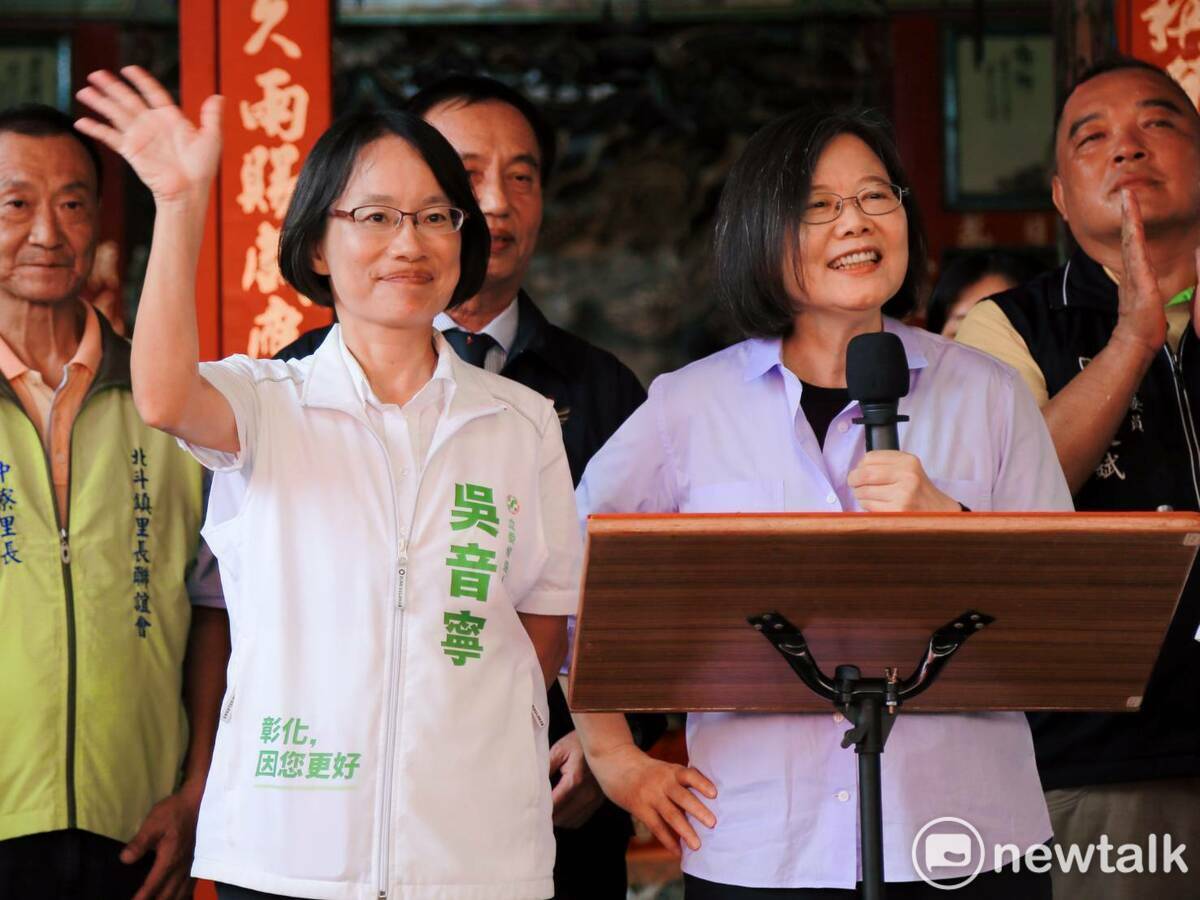總統蔡英文與吳音寧同台造勢，形成「小英挺小音」的有趣畫面。 吳音寧/提供