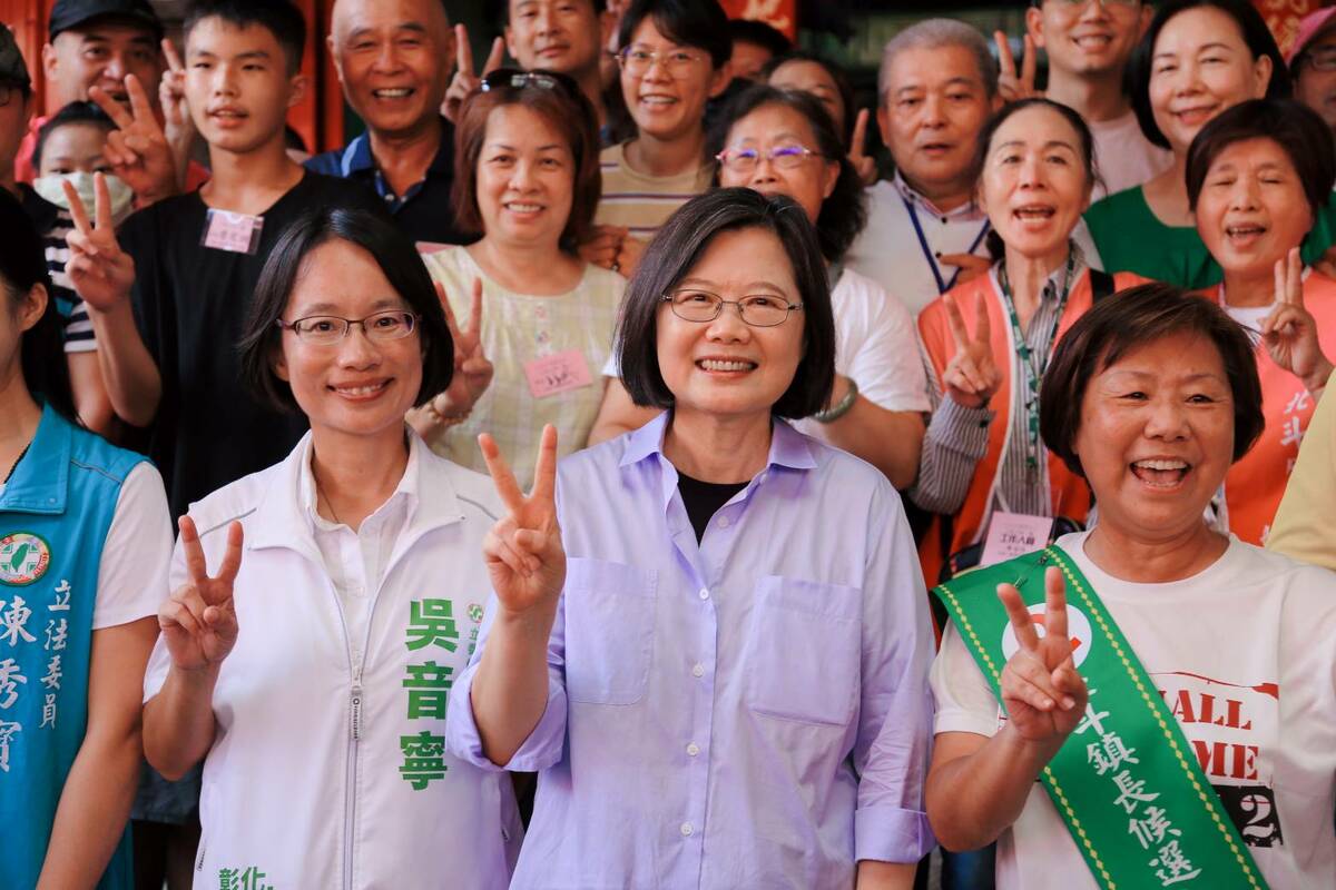總統蔡英文與吳音寧同台造勢。 吳音寧/提供