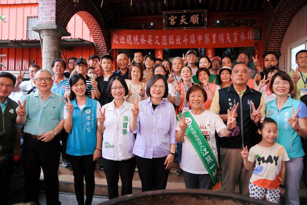 總統蔡英文與吳音寧同台造勢，民進黨彰化縣多位黨公職到場力挺。 吳音寧/提供
