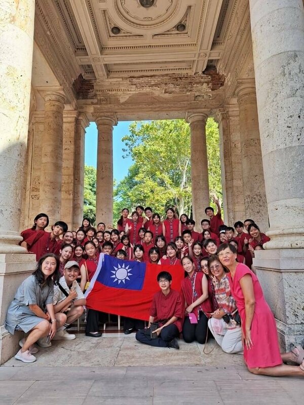 台北愛樂少年及兒童合唱團21日參加義大利「第13屆托斯卡尼國際音樂節」。在演出後，台北愛樂少兒合唱團帶著大國旗離場，一邊唱國旗歌，在場僑胞深受感動。 圖：中央社（羅馬台灣同鄉會提供）