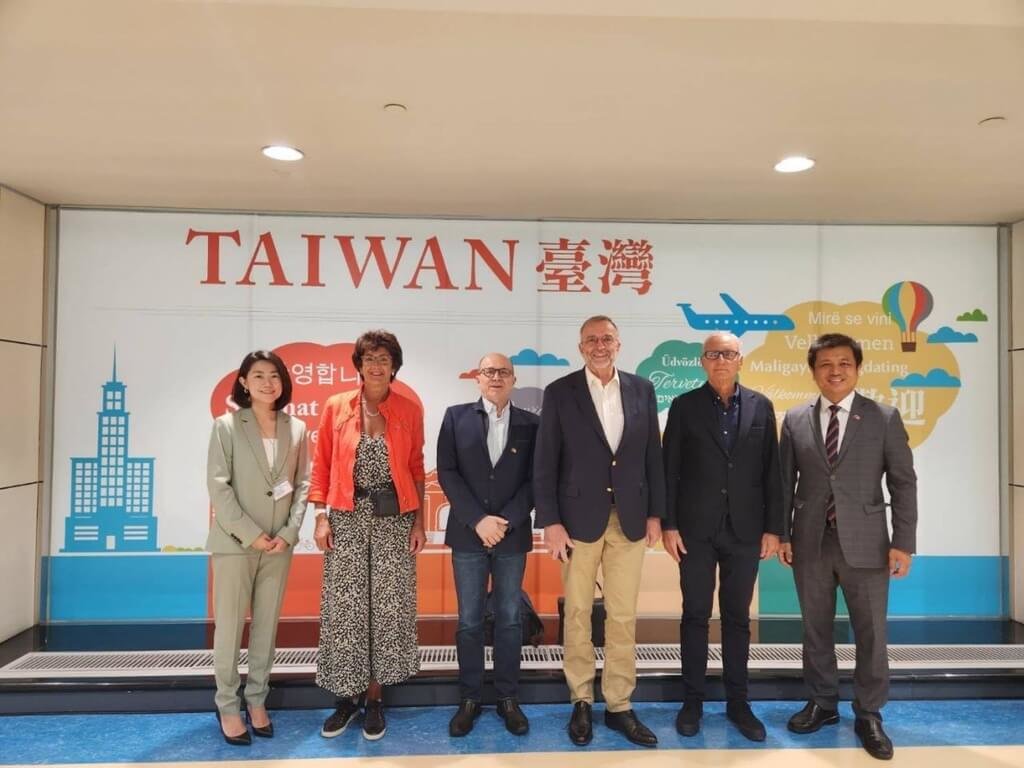 法國參議員賈克梅（Annick Jacquemet）（左2）參議院外交暨國防委員會副主席葛托蘭（André Gattolin）（左3）、參議員布朗（Étienne Blanc）（右3）、參議院友台小組副主席瓦里尼（André Vallini）（右2）訪台。 圖片來源/外交部