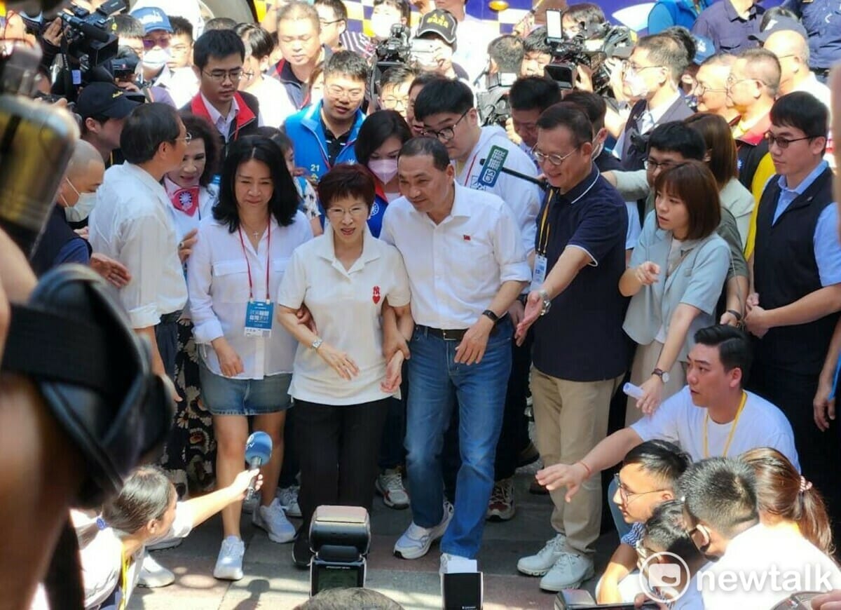 國民黨總統參選人侯友宜緊牽洪秀柱，陪同進入全代會會場。 圖：黃建豪/攝