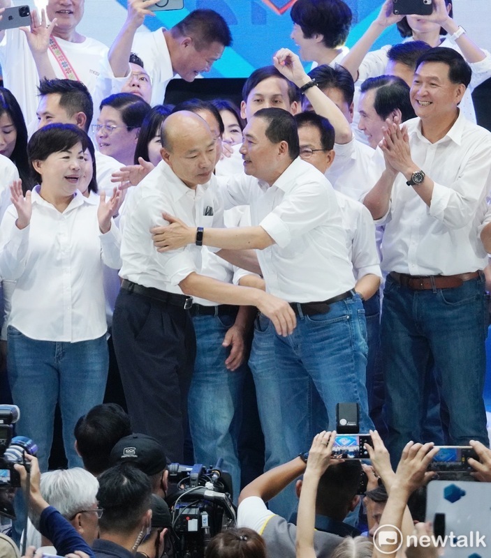 國民黨全代會今(23)日正式徵召侯友宜代表國民黨參選2024總統。外界關注侯友宜與韓國瑜的互動，侯不僅在烈日下等候韓國瑜到場15分鐘，還3度擁抱韓國瑜。 圖：張良一／攝（資料照）