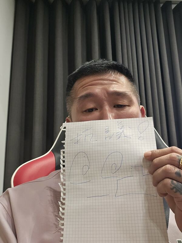 館長22日在臉書上貼出一張自己舉著白紙的照片，只見上頭寫著「抗議」兩字，並搭配自己的招牌無奈臉。內文中他諷刺716舉牌學生是「職業學生a4小隊」。 圖：擷取自臉書「飆捍」