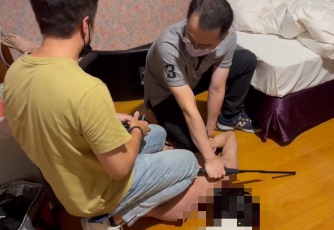 ▲失業男BB彈射裂美麗島站玻璃遮罩，警方在捷運站對面大樓將人逮捕。 （圖／翻攝畫面）