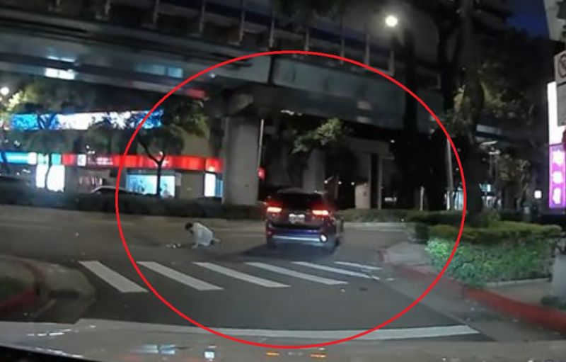 ▲休旅車行經北市松山區復興北路圓環之際，不但沒有禮讓行人，甚至還將行人撞擊彈飛、跌坐在地，之後更是肇事離開現場，過程全被後方的自小客車行車紀錄器拍下。 （圖／翻攝爆廢1公社）