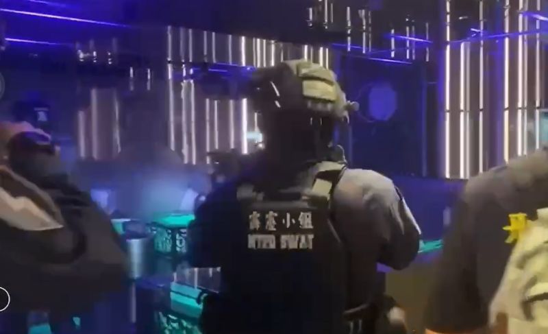 ▲新北市警局攻堅，逮捕竹聯幫、天道盟等幫派成員。 （圖／翻攝畫面）