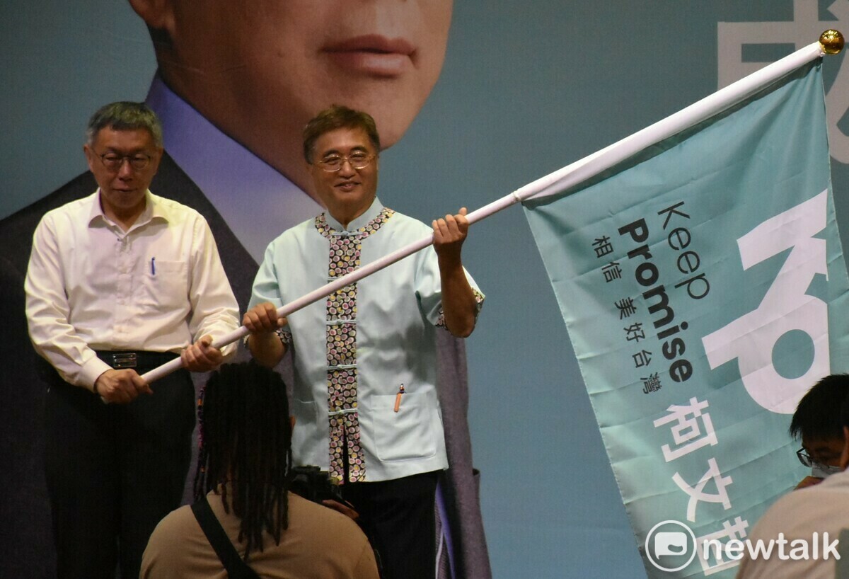 柯文哲(左)親自授旗。 圖：孫家銘攝