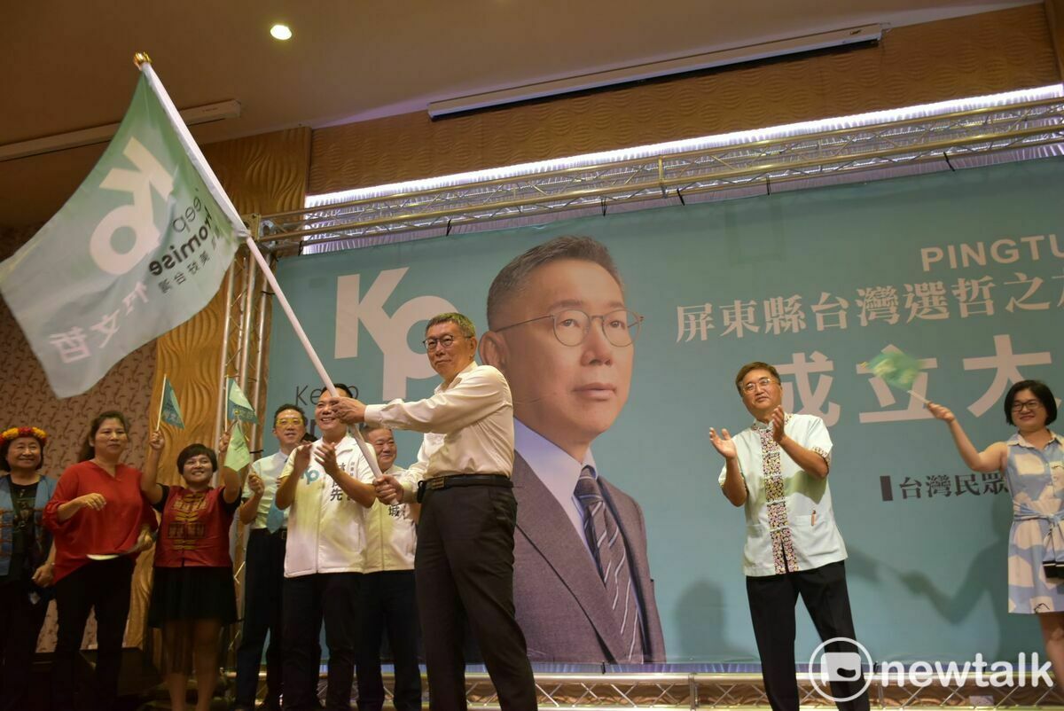 柯文哲揮動戰旗鼓舞士氣。 圖：孫家銘攝