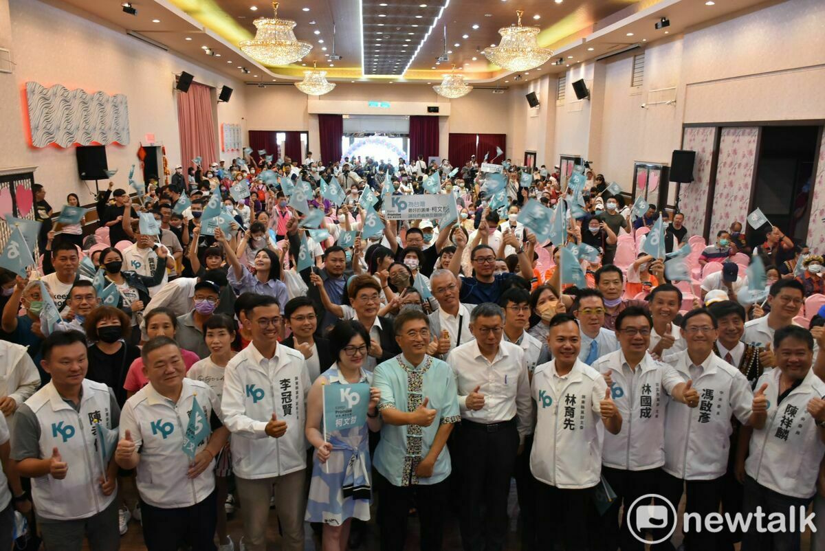柯文哲(前排右五)與全場五百位支持者合影。 圖：孫家銘攝