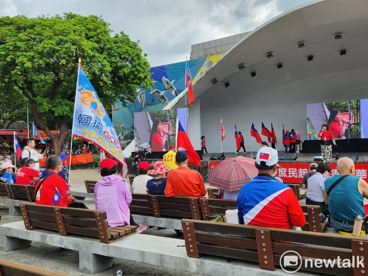 韓國瑜支持者在二二八公園發起集會，抗議國民黨、抗議朱立倫、抗議侯友宜，仍期盼韓國瑜再戰總統大選。 圖：黃建豪/攝
