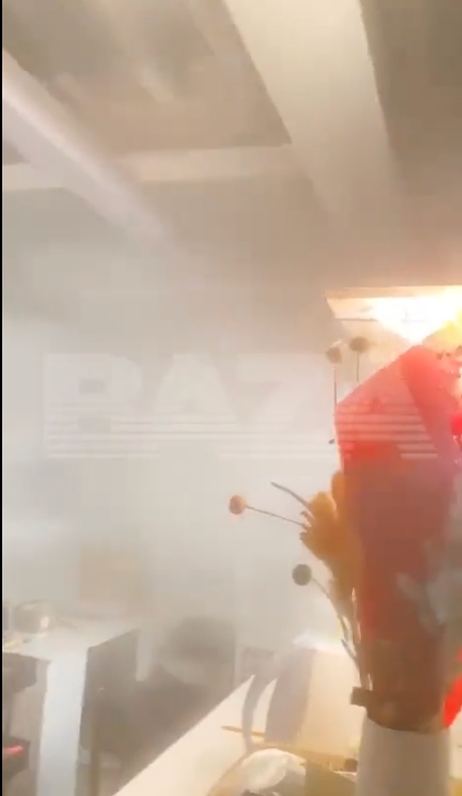 據推特上流傳的現場畫面，陣陣蒸氣自購物中心內外的管線噴出，並伴隨尖銳刺耳的噪音。 圖：擷取自推特@igorsushko