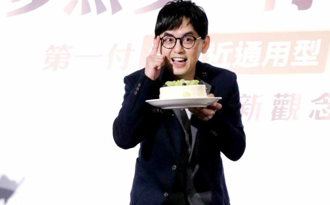 黃子佼性侵案｢陸續又有受害者聯絡!｣：騙17歲女拍泳裝沙發上得逞