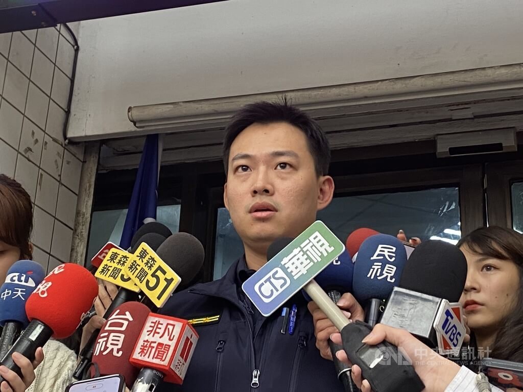 外界質疑張文隨機攻擊事件中追捕員警無配槍，台北市警察局中山分局中山一派出所長李欣鴻（中）21日出面表示，員警皆符合勤務規定，部分人員當時已下班仍支援，哽咽懇請各界多給警方支持。中央社記者黃麗芸攝　114年12月21日