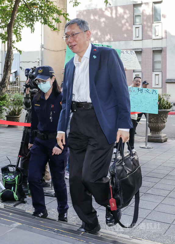 台北地方法院審理京華城等案，22日起進行政治獻金部分案情言詞辯論，23日下午由前台北市長柯文哲（前）及辯護人答辯。中央社記者裴禛攝　114年12月23日