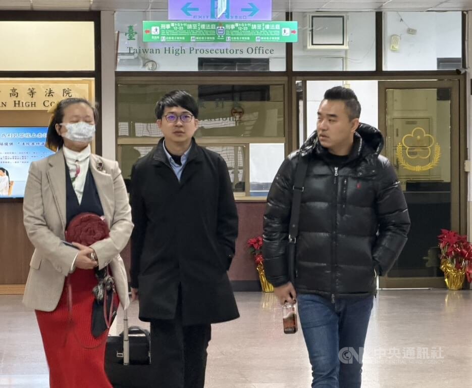 男子孫志全（右）涉受中國指示資助好友王正參選新北議員，觸犯反滲透法，一審獲判無罪。二審台灣高等法院7日開庭，孫志全仍主張無罪。中央社記者劉世怡攝　115年1月7日