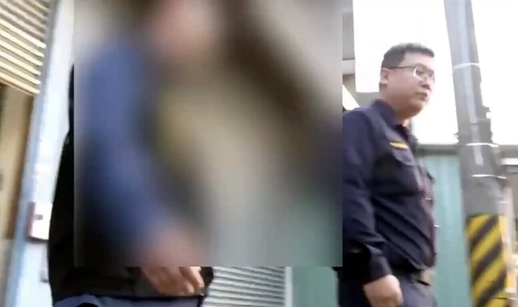 嘉義縣劉姓獨居男子（左）日前在網路上揚言對總統不利，警方循線前往住處逮人，劉男辯稱是開玩笑，被依恐嚇公眾罪嫌移送法辦。（警方提供）中央社記者黃國芳傳真　115年1月16日