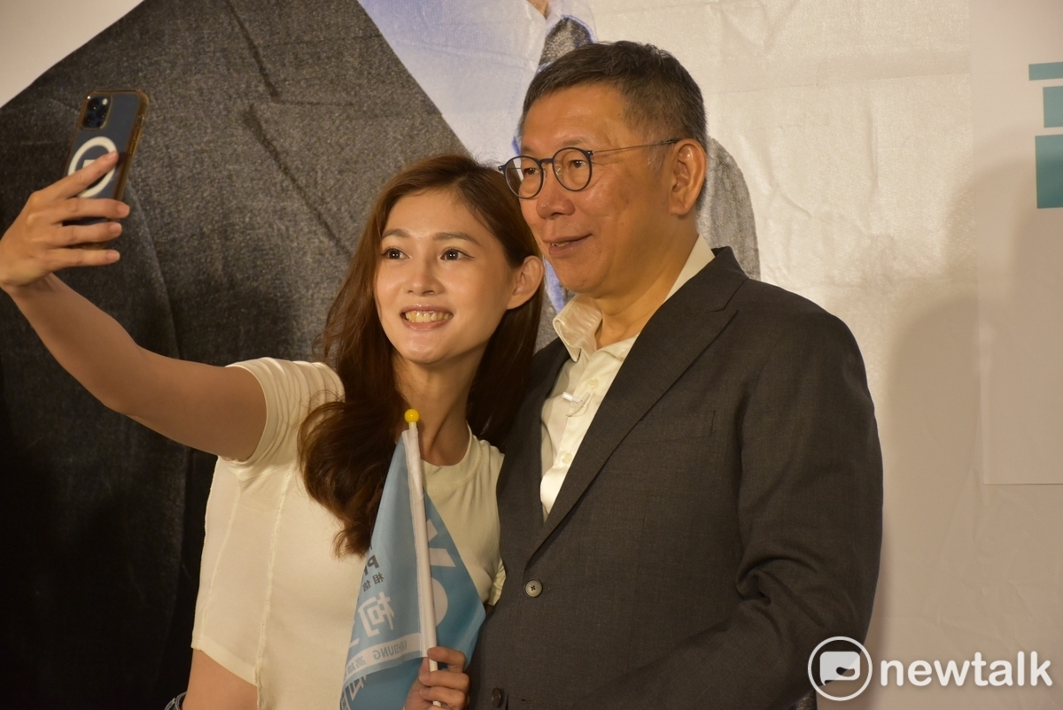 正妹與柯文哲(右)玩自拍。 圖：孫家銘攝