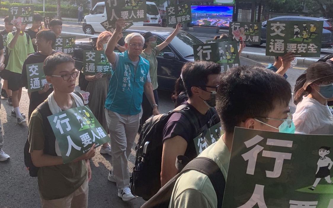 郭倍宏(中)參與行人路權大遊行。 圖：郭倍宏競總提供