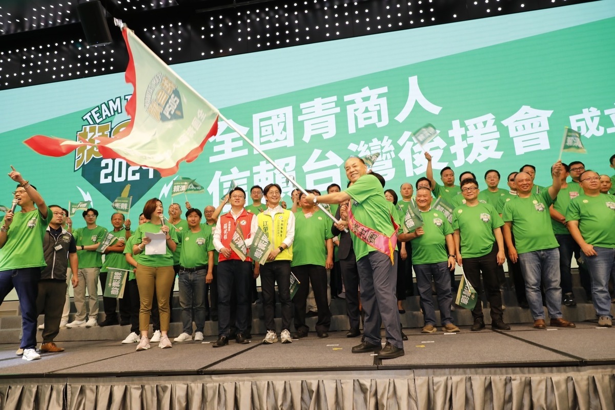 會中賴清德親自授旗給全國青商人信賴台灣後援會主任委員蔡世寅。 圖：賴清德競選辧公室提供