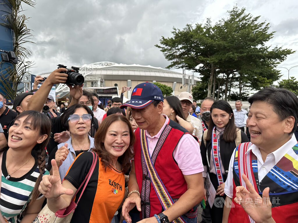 永齡基金會創辦人郭台銘（前右2）23日受邀參加「2023花蓮縣原住民族聯合豐年節」，在國民黨立委傅崐萁（前右1）陪同下與攤商、群眾互動，現場更有人高呼「郭董選總統」。 圖：中央社