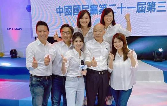 五位高雄立委參選人與韓國瑜合影。 圖：取材自陳若翠臉書粉專
