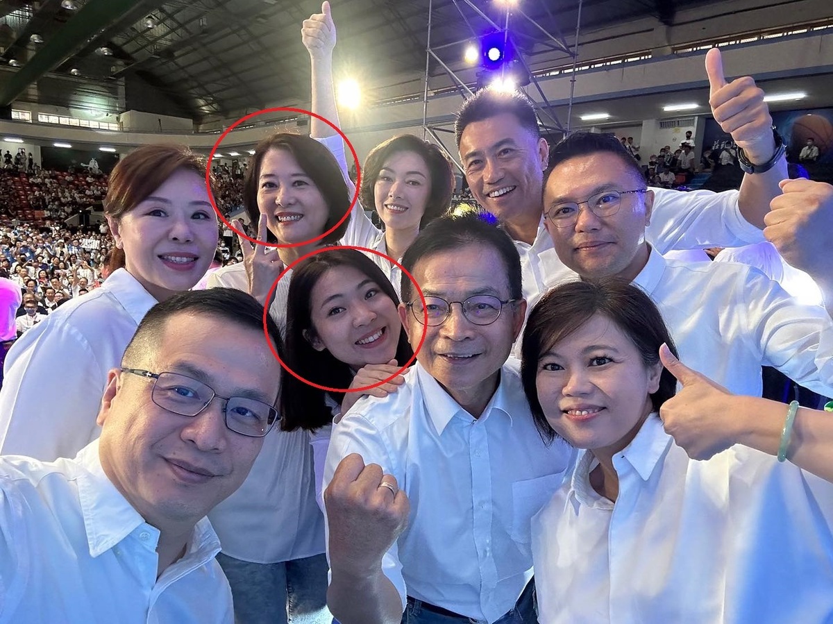 國民黨立委王鴻薇（上紅框）與台北市議員徐巧芯（下紅框）經常爆料。 圖：翻攝自徐巧芯臉書
