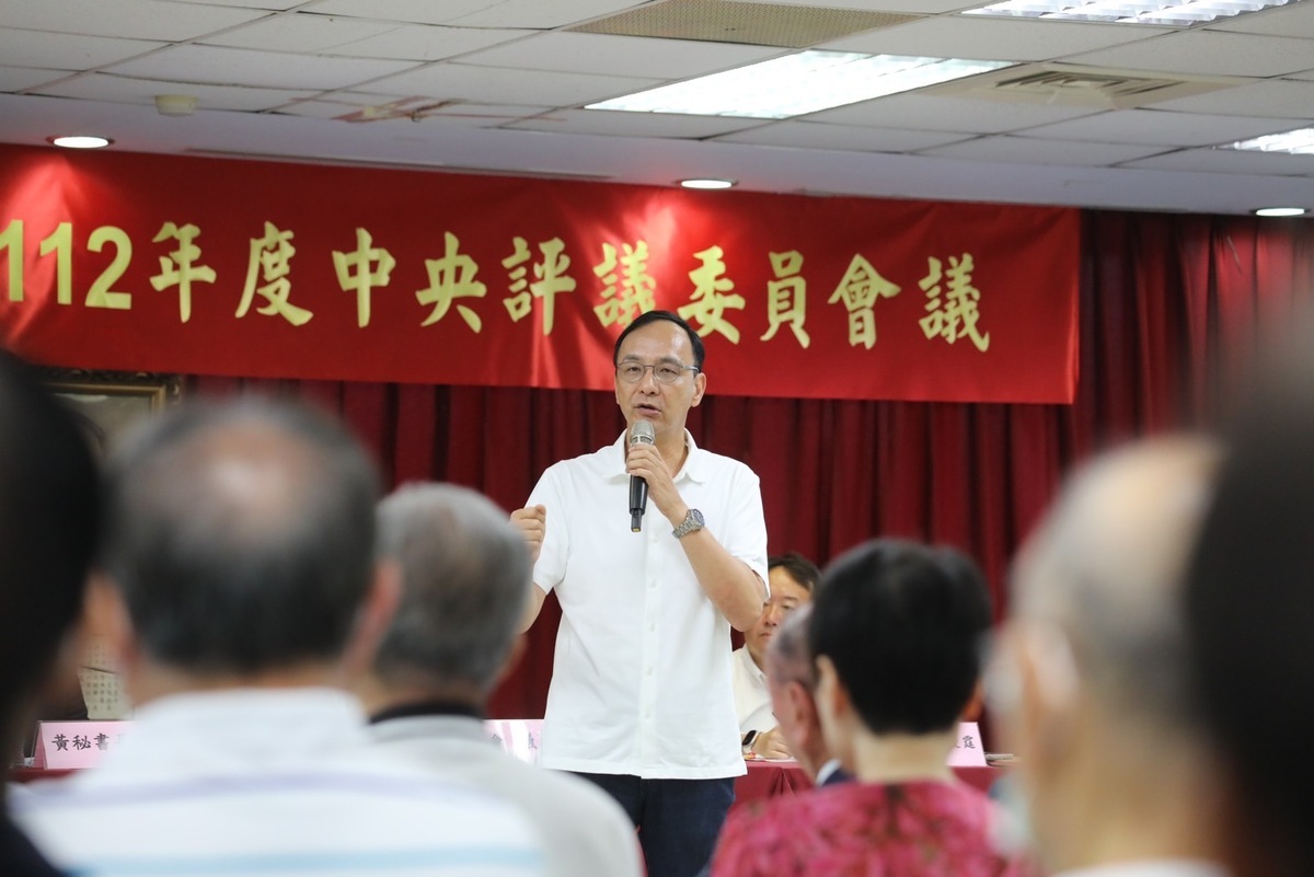 中國國民黨今（24）日舉行第21屆112年度中央評議委員會議，黨主席朱立倫致詞時強調，台灣主流民意要求政黨輪替，共同的理念是兩岸和平、能源充裕、公平正義。 圖：國民黨文傳會提供