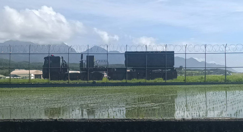 漢光演習首日，24日上午空軍台東志航基地除空中機種演練，移動式雷達車也開出駐地，分別前往活水湖和縣道197線隱蔽處待命。 圖：中央社