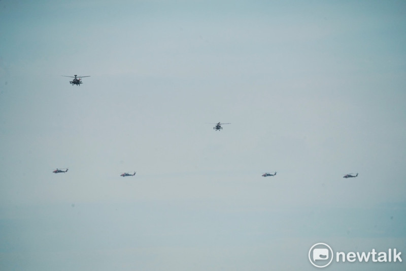 國軍漢光39號實兵演習今（24）日登場，至28日結束。圖為19日模擬敵軍的兩架阿帕契攻擊直升機和載運敵特戰人員的4架黑鷹直升機，自桃園機場南邊攻擊並空降特戰人員到機場停機坪。 圖：張良一/攝（資料照）