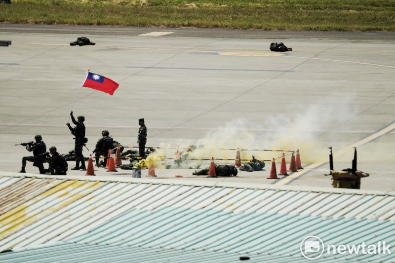 國軍漢光39號實兵演習今（24）日登場，至28日結束。圖為國軍以強大火力壓制來犯的敵特戰人員，並將之殲滅於桃園機喔停機坪後，揮舞國旗。 圖：張良一/攝（資料照）