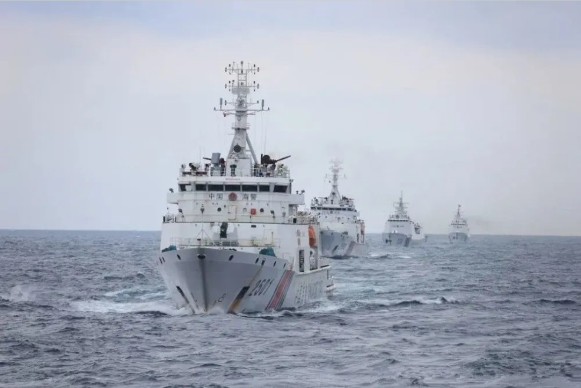 前海軍艦長呂禮詩發現中國「2501」海警船長時間在中線以東「執法」巡弋，警示中國海警正將台灣海峽逐漸納為「管轄海域」，將海峽執法權「常態化」。圖為中國海警演習照片。 圖：翻攝陸網/騰訊(資料照片)