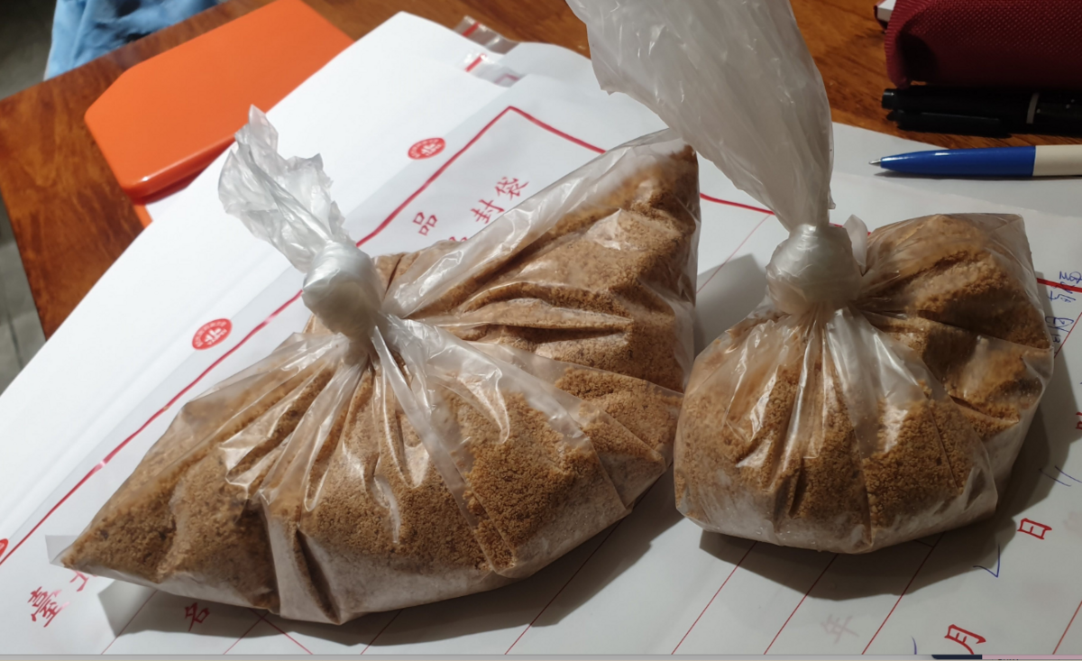 刈包知名店家「老翁家」，其所用的花生粉被檢出含有超過標準的「黃麴黴菌」。台北市衛生局已經依法要求該餐廳停止販售相關產品。 圖：台北衛生局／提供