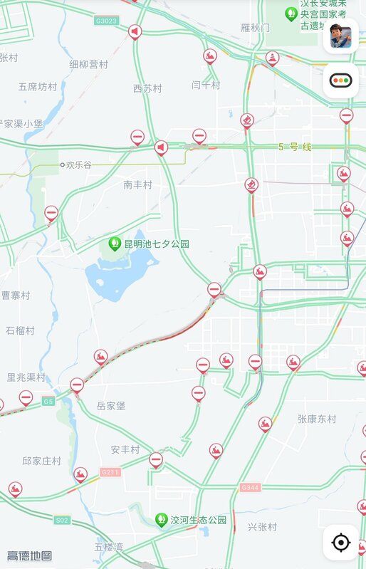 透過高德地圖顯示，陝西省西安市政府因抗議活動封鎖多條道路，造成民眾交通不便。 圖：翻攝自推特@whyyoutouzhele