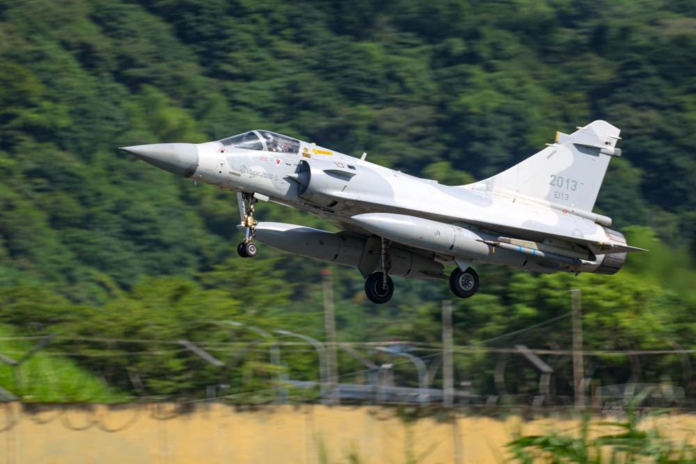 圖為今（24）日進行戰備轉場訓練，幻象2000戰機轉降其他空軍基地。 圖：軍聞社提供