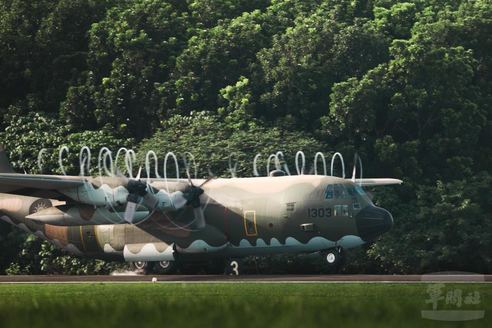 圖為今（24）日進行戰備轉場訓練，C-130運輸機進行戰備轉場演練。 圖：軍聞社提供